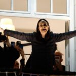 “La gran reconstrucción: Gobierno y autoridades trabajarán incansablemente para reubicar a 20.000 families afectadas por las cruentas lluvias y entregar los esenciales bienes perdidos”