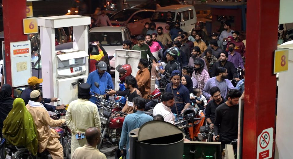 El barril de crudo rompe la barrera de los 100 dólares: ¿se avecina un colapso en los mercados globales?